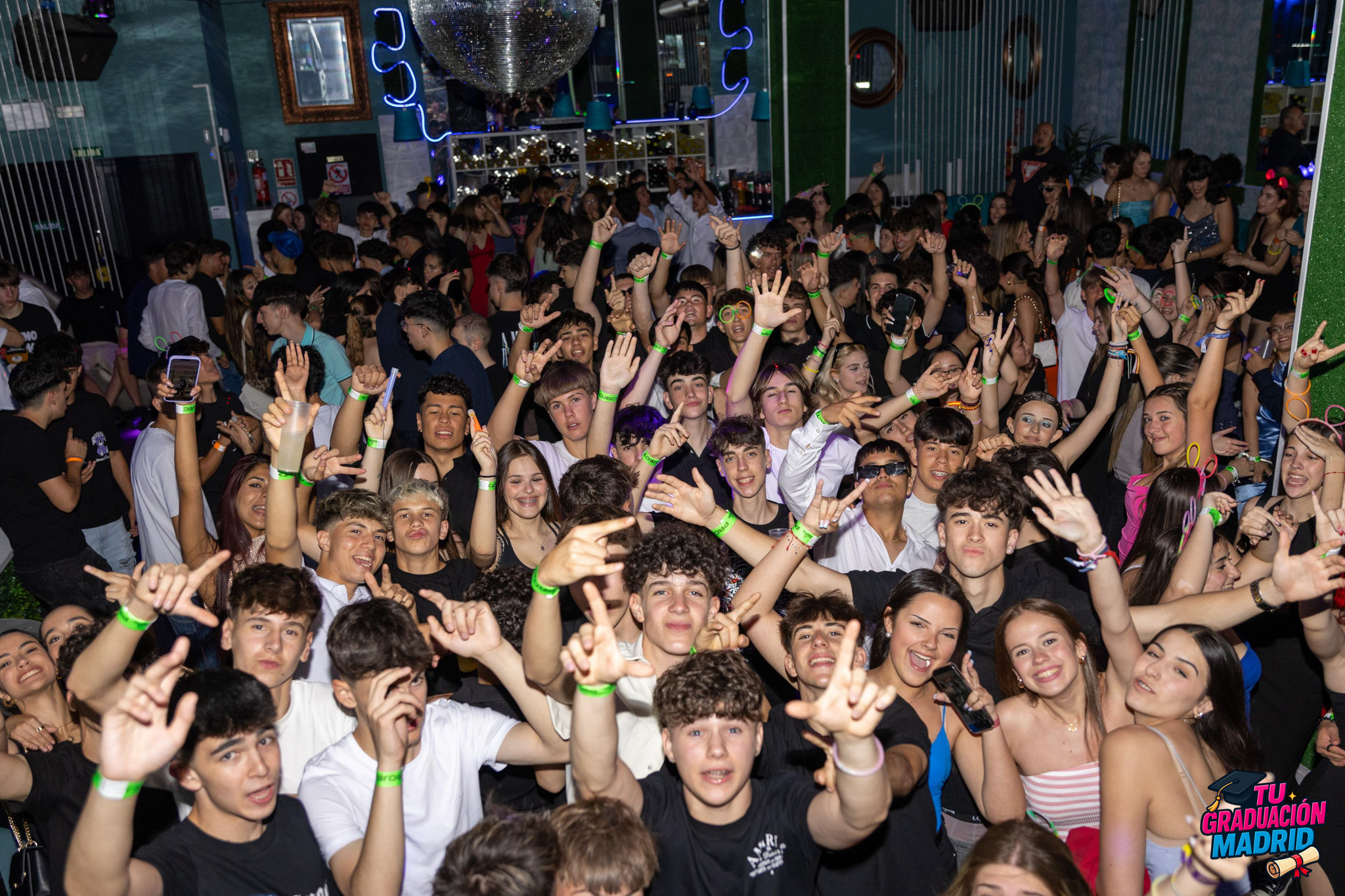 Fiesta de graduación con barra libre y DJ